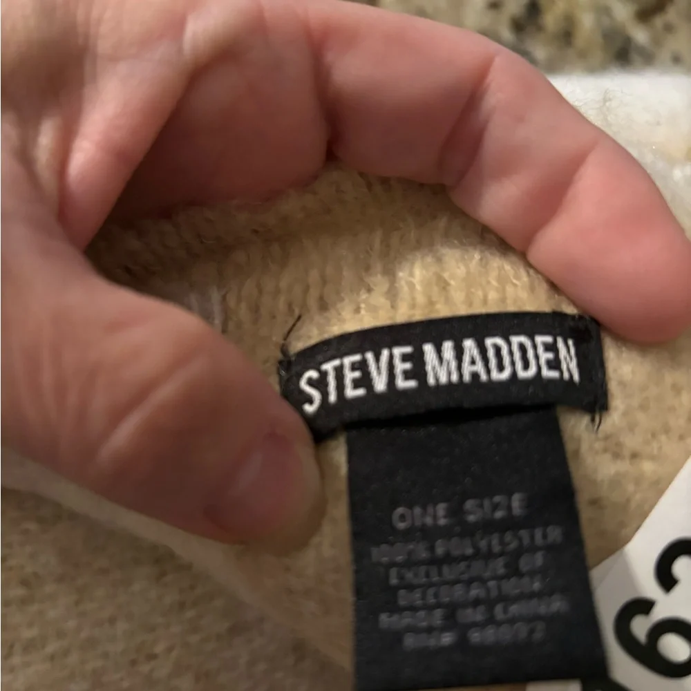 21” wide X 6’ long. Brand new with tags Steve Madden Shaw‎ super soft.